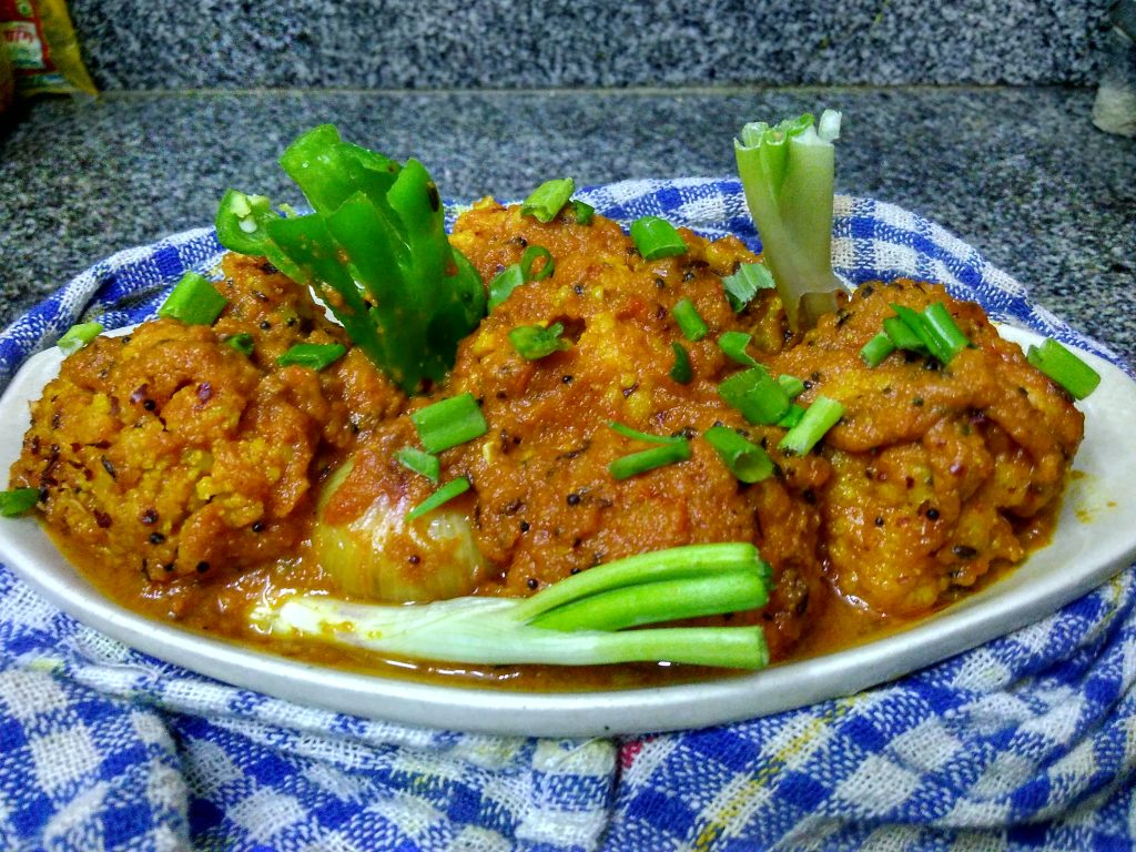Gobhi Mussalam - Gobhi in Onion Tomato Gravy Recipe