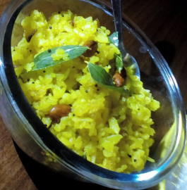 Fried Onion Poha – Maharashtrian Breakfast!