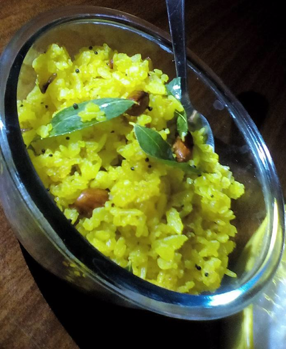 Fried Onion Poha – Maharashtrian Breakfast!