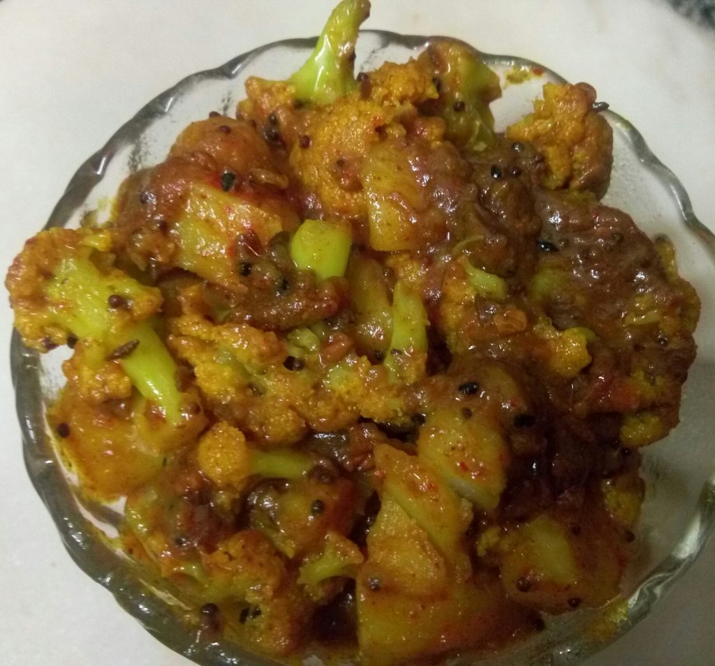 Achaari Gobhi Aalu Recipe